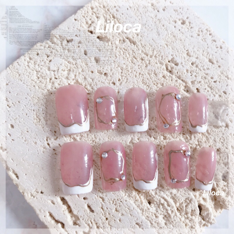 Nailbox Thiết Kế Thủ Công Màu Thạch Hồng Vẽ Họa Tiết Màu Trắng , Tráng Gương Viền Nổi Đính Đá _ Liloca _ Nail Ngắn