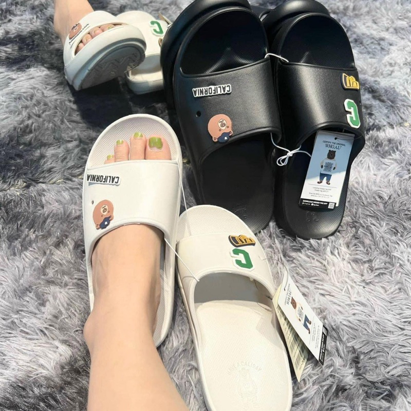 Dép Whoau sticker hình gấu mang êm ái, chống trơn trượt chính hãng Hàn Quốc sale.