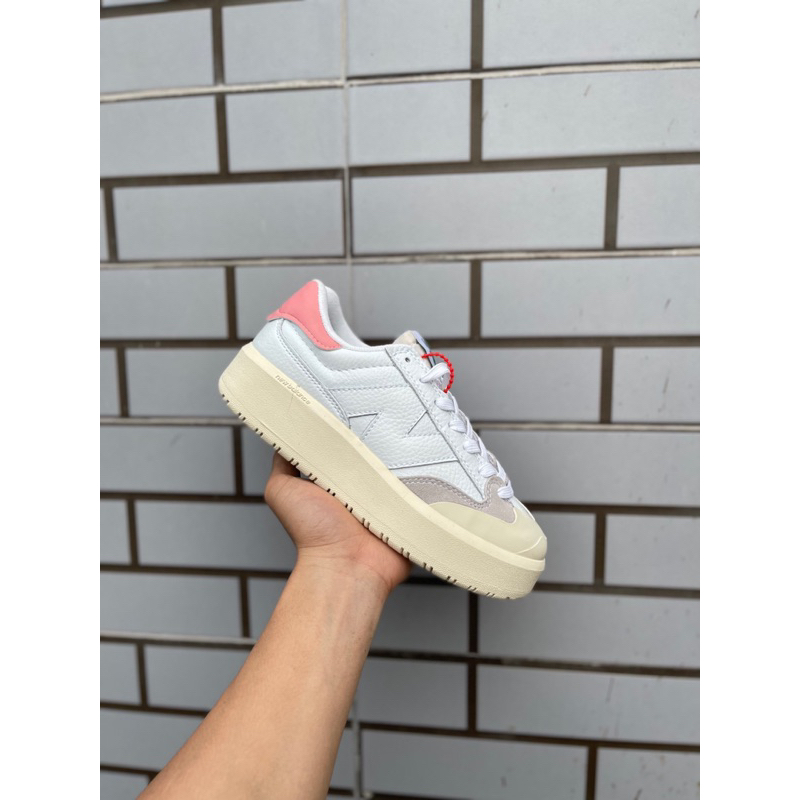 Giày thể thao New Balance CRT302 trắng gót hồng nữ