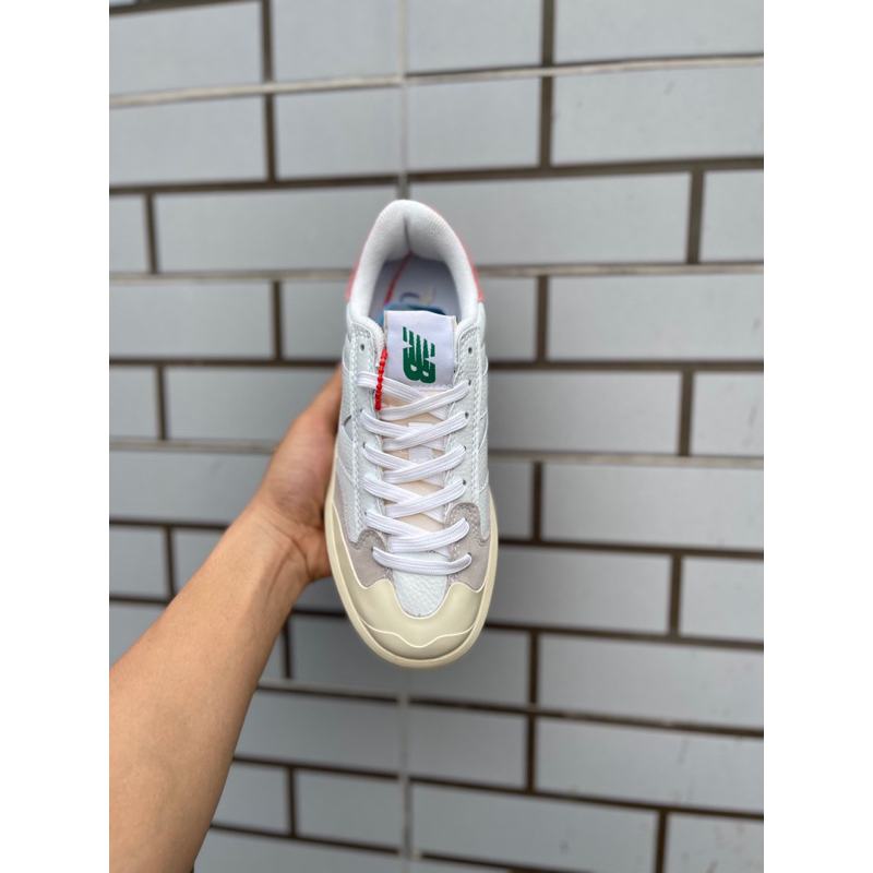 Giày thể thao New Balance CRT302 trắng gót hồng nữ