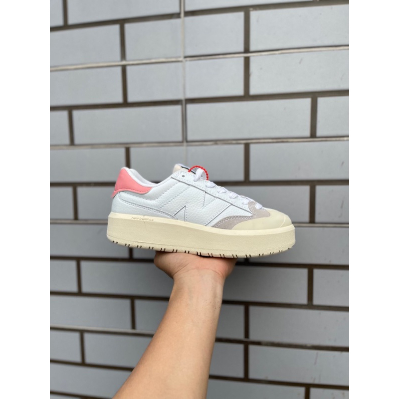 Giày thể thao New Balance CRT302 trắng gót hồng nữ