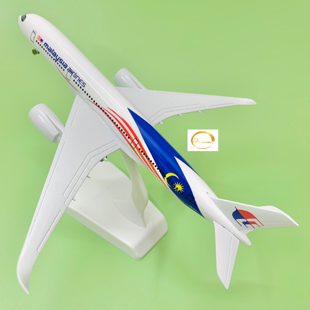 Mô hình máy bay Airbus A350-900XWB Hãng Hàng Không Malaysia Airlines Có Bánh Xe Liền mẫu mới 2023
