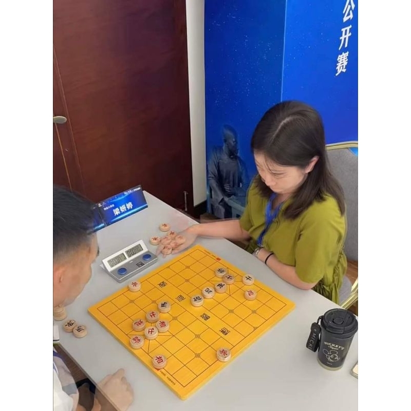 Bàn và cờ giáp cấp liên tái