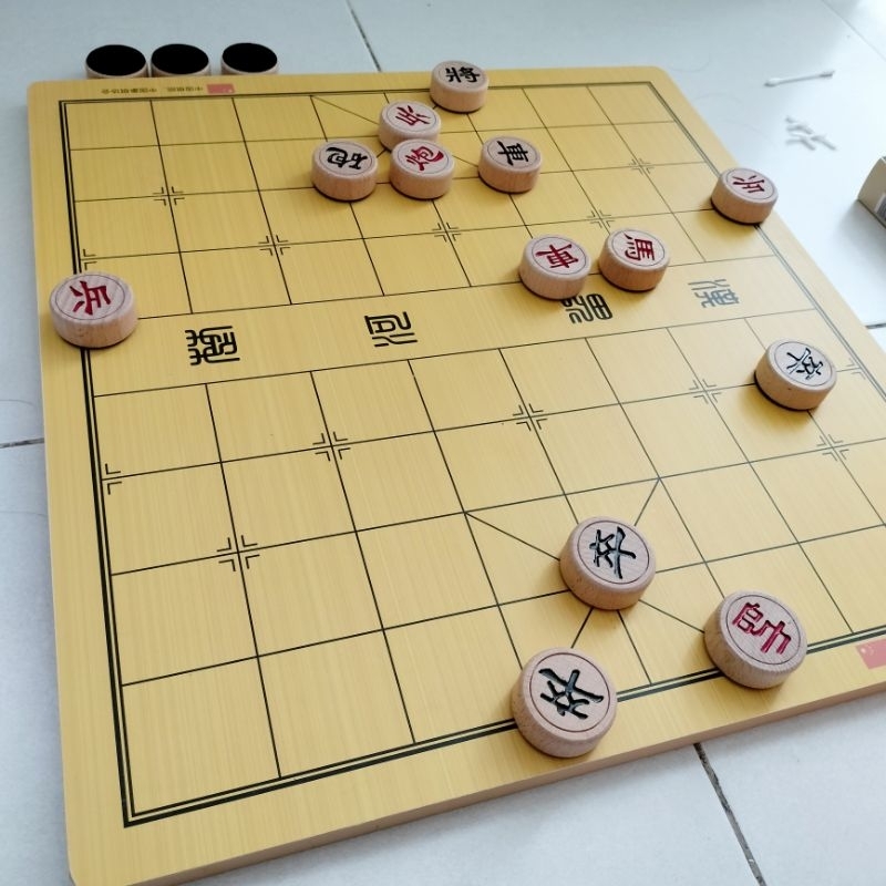 Bàn và cờ giáp cấp liên tái