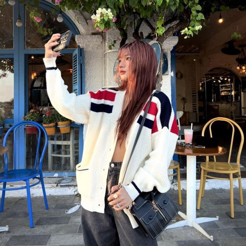 Áo Khoác , áo cagidan màu be họa tiết phối màu đen đỏ trước ngực sang chảnh