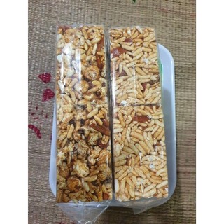 1 gói cốm bắp và 1 cốm gạo ngào đường tại lò