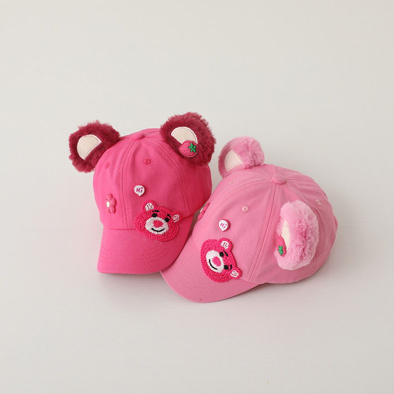 Mũ lưỡi trai 2 tai lông thỏ đính hình gấu dâu thêu lotso xinh xắn,kèm sticker quả dâu trên tai cho bé