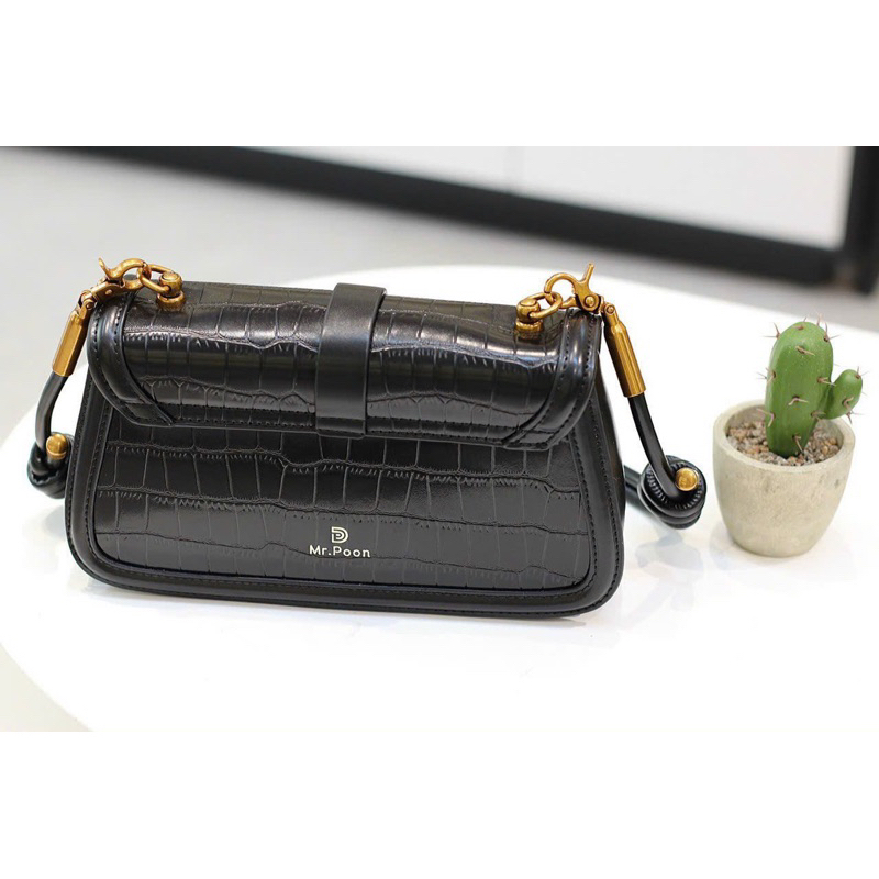 Túi xách nữ đeo chéo chất liệu da vân bóng màu đen