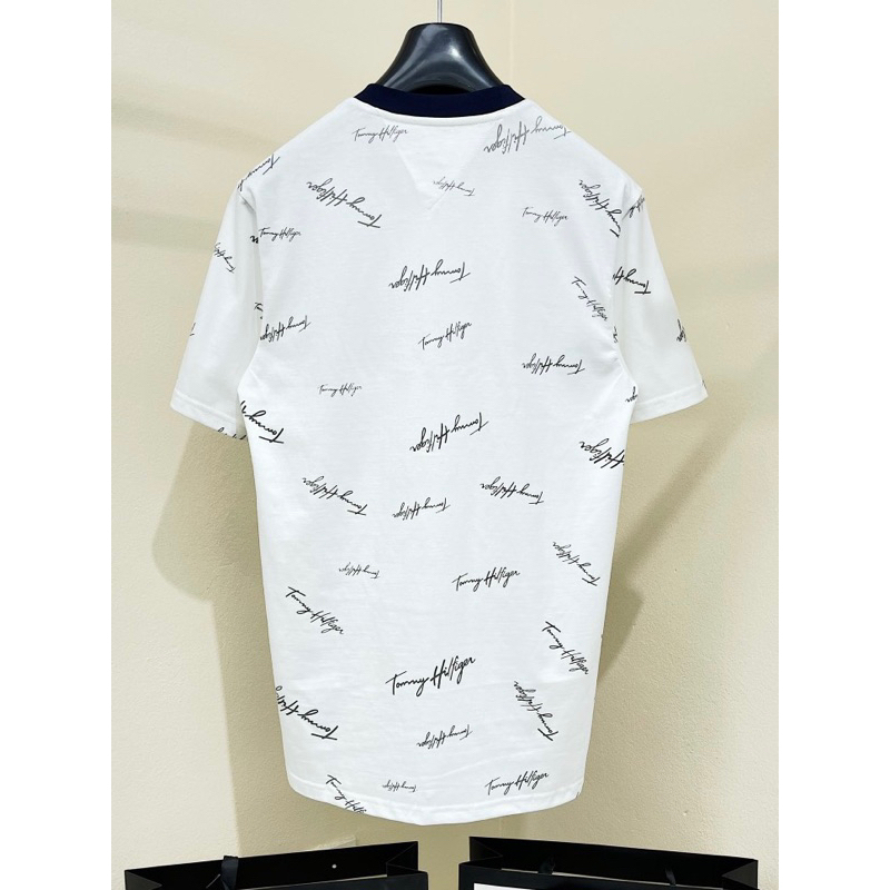 Áo phông nam nữ Tommy_Hilfiger in vạch sọc đen trắng đỏ chữ kí quanh áo. Áo Thun Unisex Form Rộng Siêu Hot Phiên Bản Mới