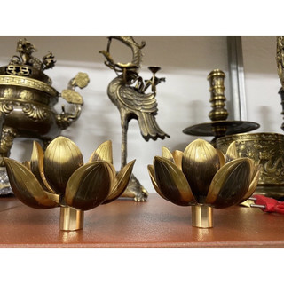 hoa sen đặt trên nến ( đèn cầy)