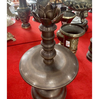 hoa sen đặt trên nến ( đèn cầy)