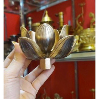 hoa sen đặt trên nến ( đèn cầy)