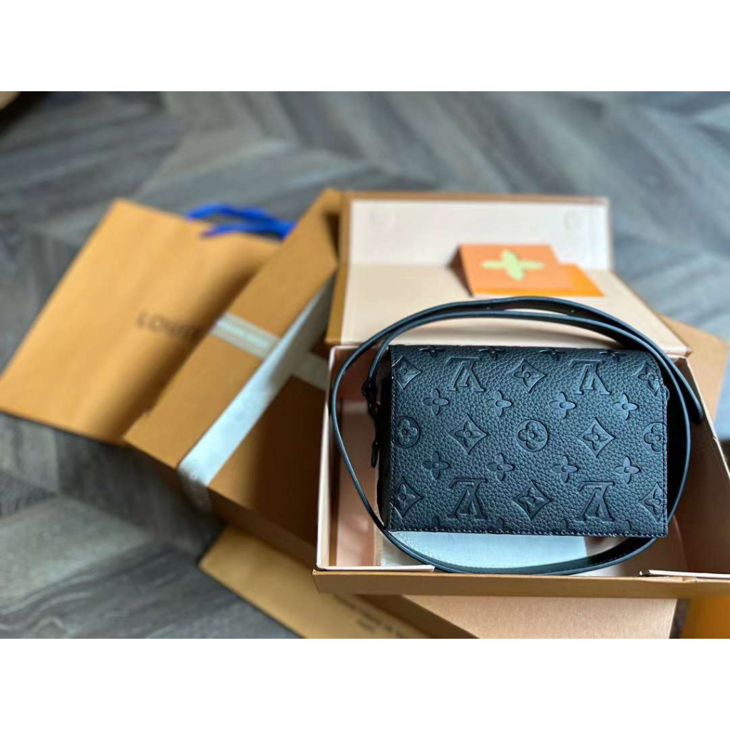 Túi đeo chéo đựng điện thoại nam nữ unisex Academy Steamer 2 box nam châm L.V size 18 super đen trơn Smano bags hoả tốc