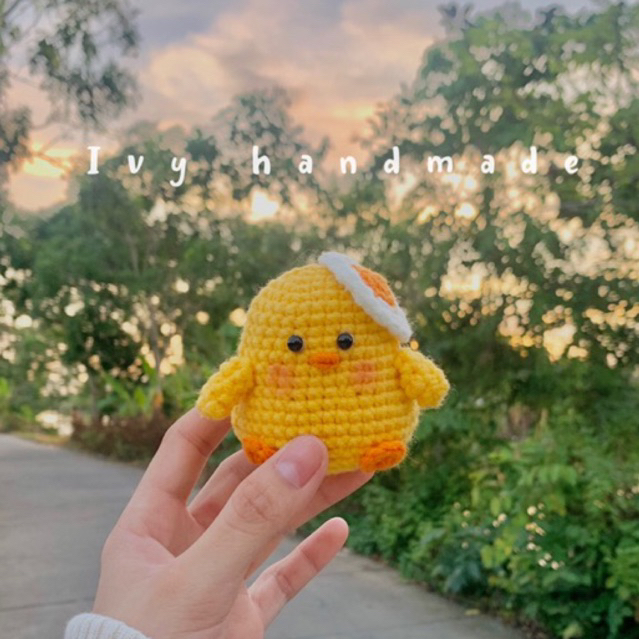 Móc khoá chú gà đội mũ trứng bằng len handmade