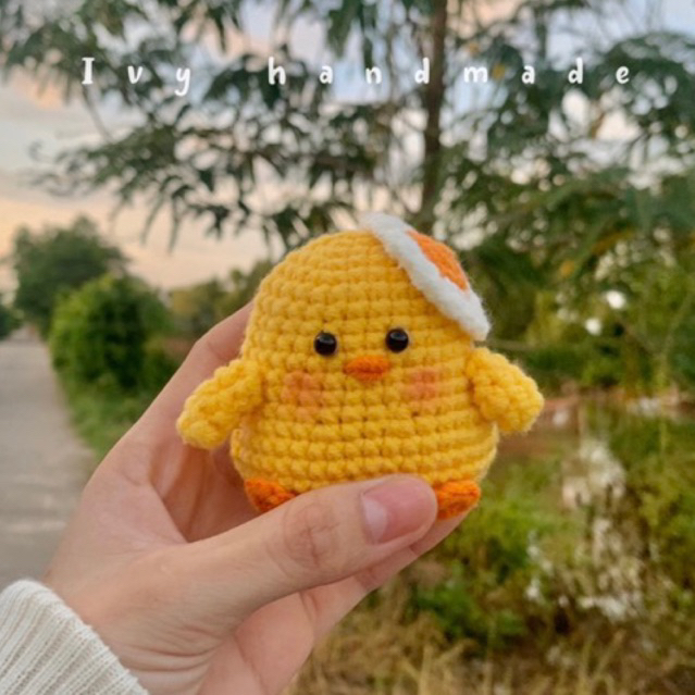 Móc khoá chú gà đội mũ trứng bằng len handmade
