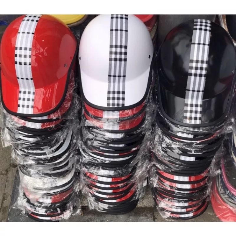 Mũ bảo hiểm thời trang lưỡi trai rẻ màu đen