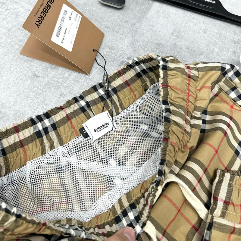 Quần short gió nam BBR hoạ tiết kẻ sọc caro màu be lót lưới phối cạp chun dây thắt sữa dài