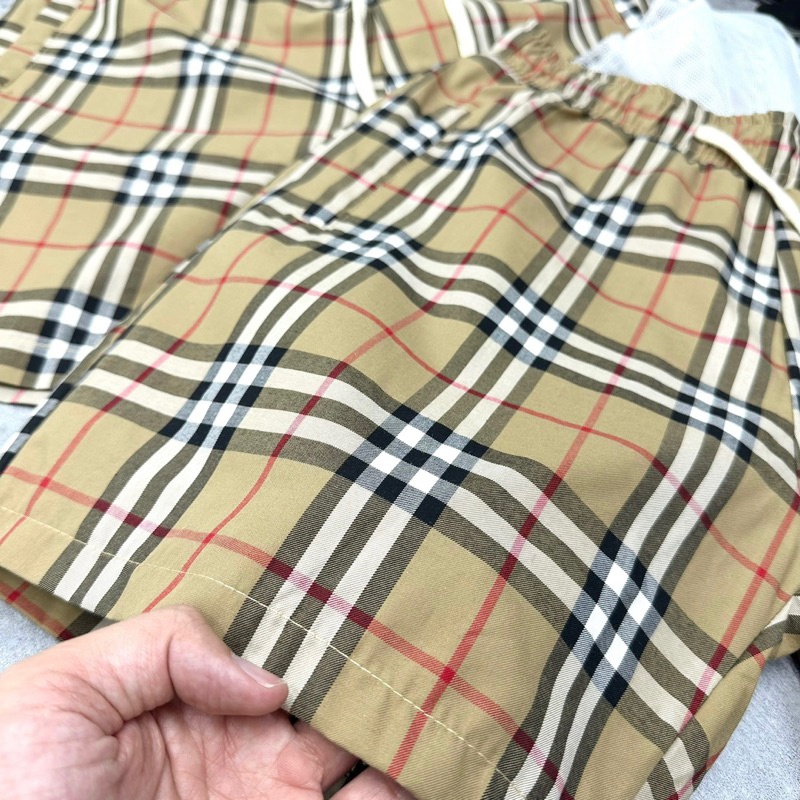 Quần short gió nam BBR hoạ tiết kẻ sọc caro màu be lót lưới phối cạp chun dây thắt sữa dài
