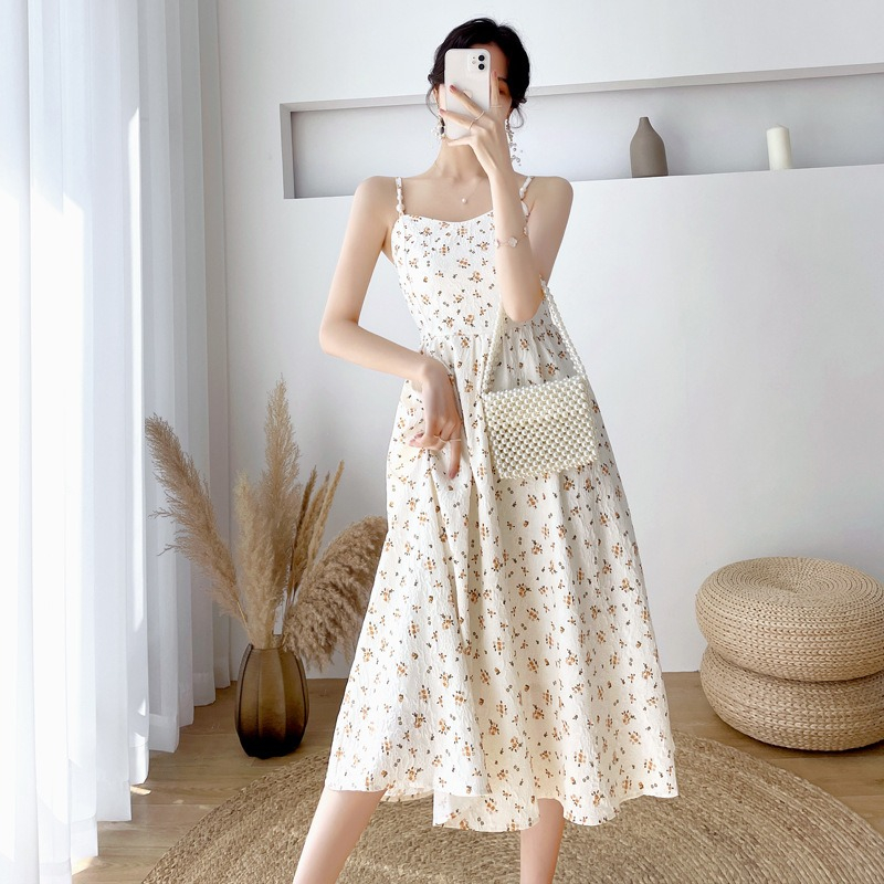 Set váy 2 dây hoa nhí đính ngọc kèm áo khoác cardigan mỏng nhẹ, phong cách nàng thơ cuốn hút