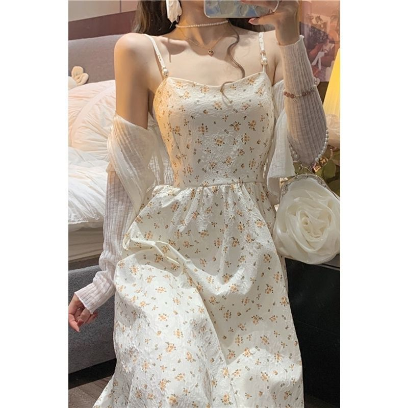 Set váy 2 dây hoa nhí đính ngọc kèm áo khoác cardigan mỏng nhẹ, phong cách nàng thơ cuốn hút