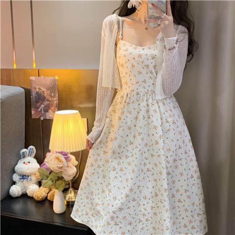 Set váy 2 dây hoa nhí đính ngọc kèm áo khoác cardigan mỏng nhẹ, phong cách nàng thơ cuốn hút