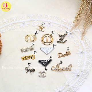 Charm chữ thương hiệu dùng đính kẹp tóc, phụ kiện đính quần áo