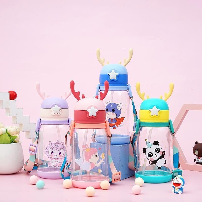 Bình Đựng Nước Sừng Hươu Cho Bé Dung Tích 600ml Bình Nhựa Họa Tiết Hoạt Hình Dễ Thương