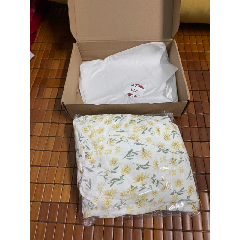 Váy Lep hoa nhí cổ V nhún eo size S- Full hộp + Newtag