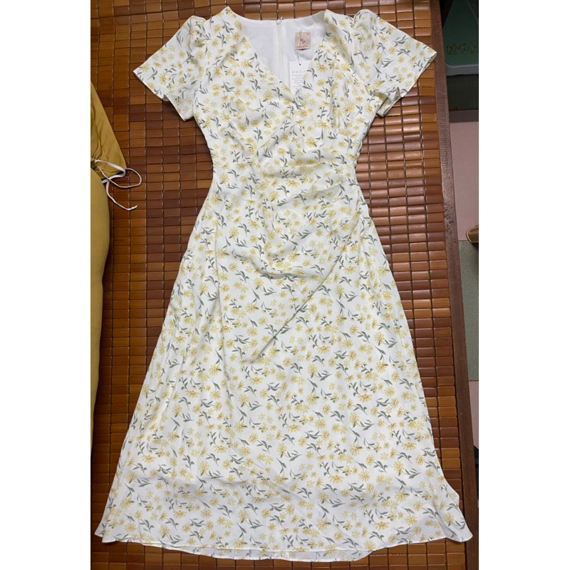 Váy Lep hoa nhí cổ V nhún eo size S- Full hộp + Newtag