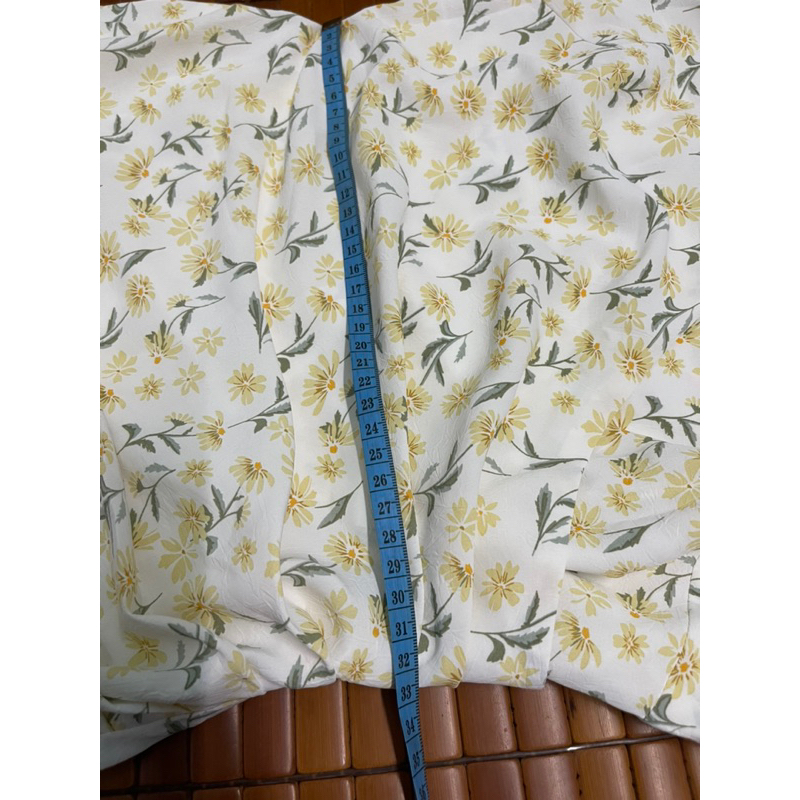 Váy Lep hoa nhí cổ V nhún eo size S- Full hộp + Newtag