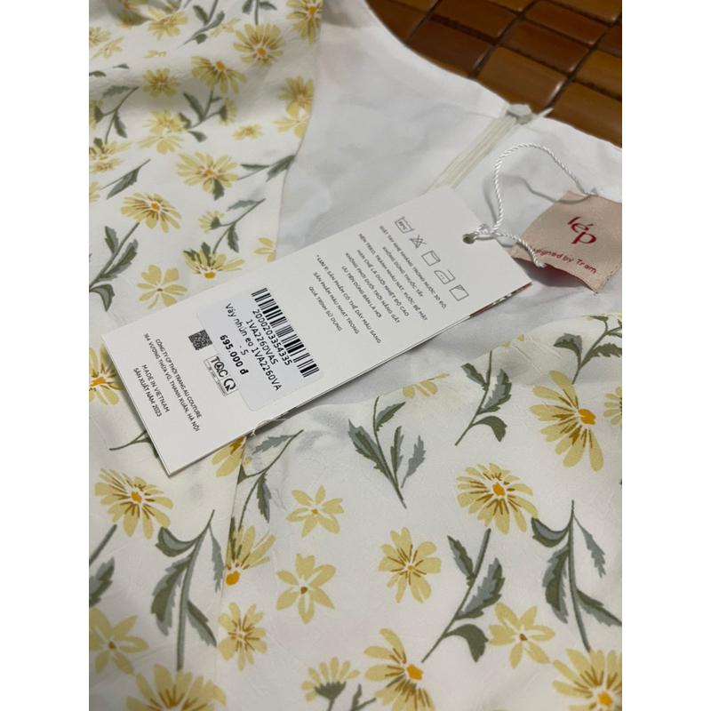 Váy Lep hoa nhí cổ V nhún eo size S- Full hộp + Newtag