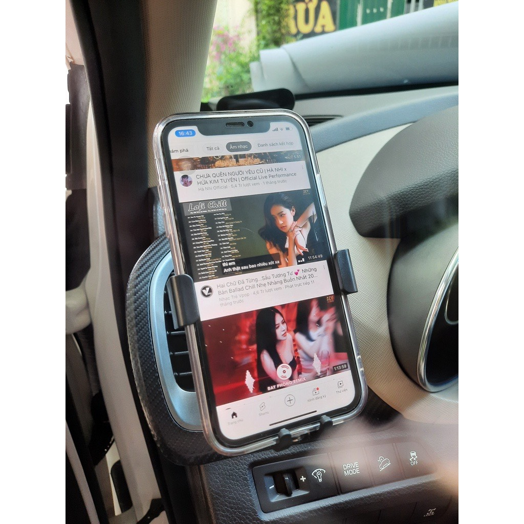 Giá đỡ điện thoại trên ô tô