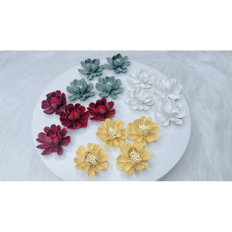 🌸 Hoa cúc chất liệu da lộn cao cấp, 4cm . Đường kính 4cm Gồm 3 màu như hình