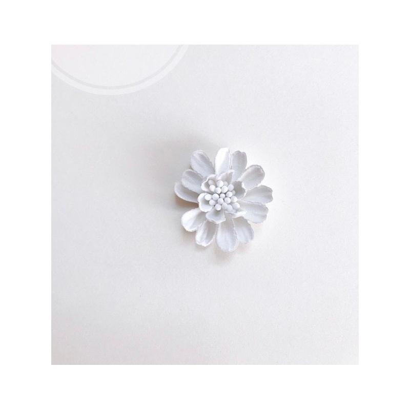 🌸 Hoa cúc chất liệu da lộn cao cấp, 4cm . Đường kính 4cm Gồm 3 màu như hình