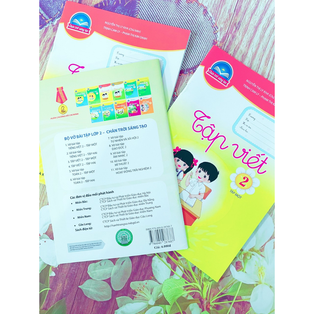 Tập Viết lớp 2 tập 1 và bao kiếng, tem nhãn