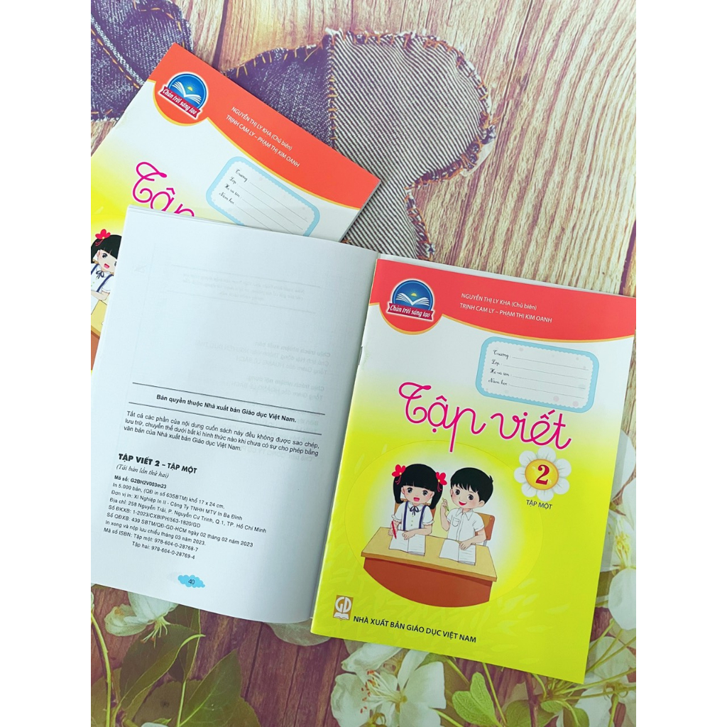 Tập Viết lớp 2 tập 1 và bao kiếng, tem nhãn