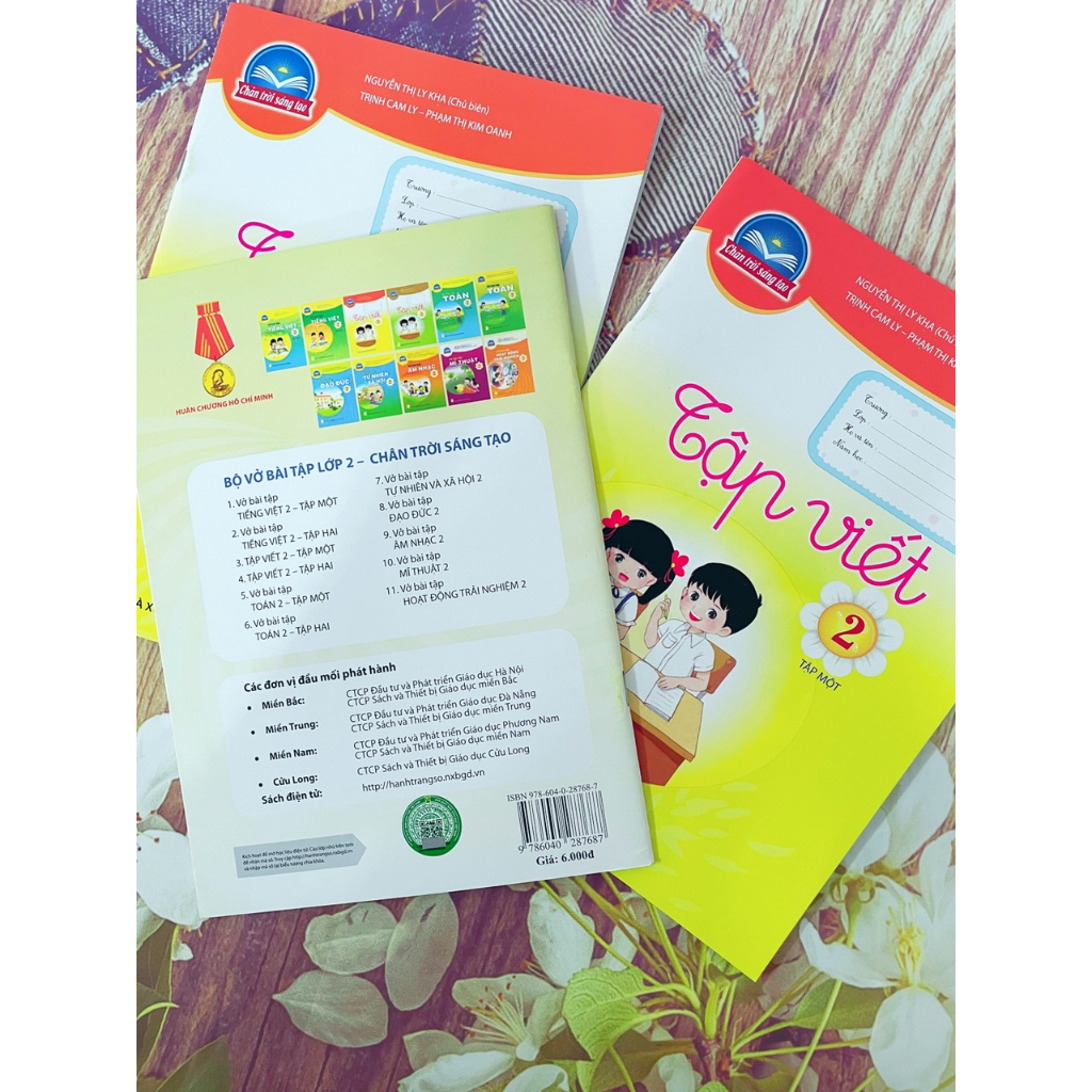 Tập Viết lớp 2 tập 1 và bao kiếng, tem nhãn