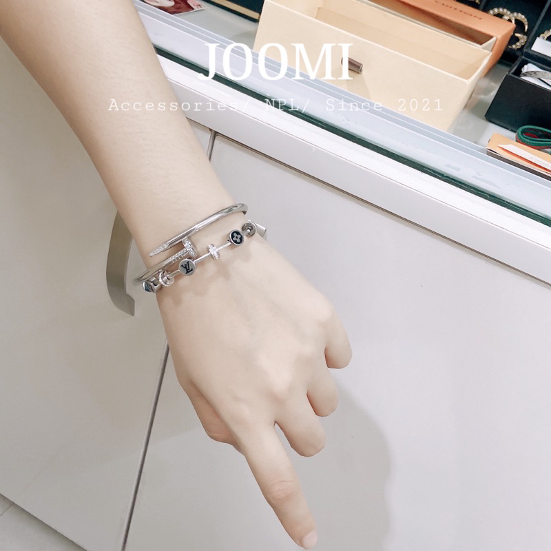 Lắc tay vòng tay charm LV titan cao cấp không đen gỉ