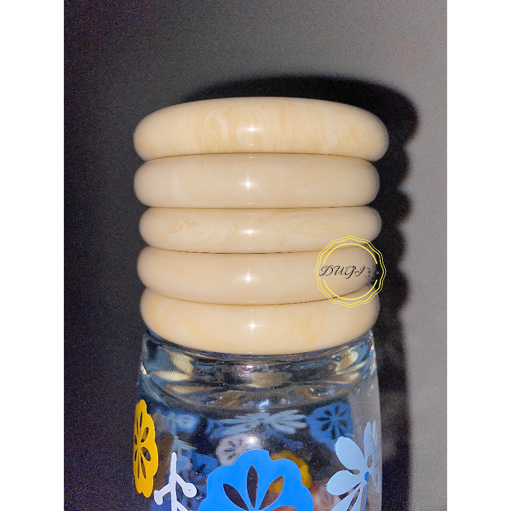 Vòng đeo tay xương mỹ nghệ màu ngà bản dẹp ~ 10mm Dugi Store