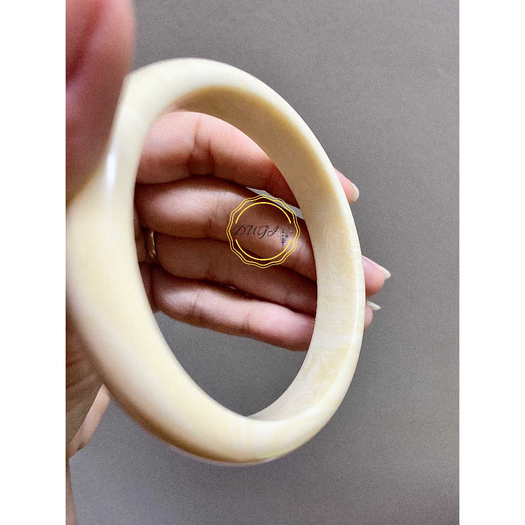 Vòng đeo tay xương mỹ nghệ màu ngà bản dẹp ~ 10mm Dugi Store