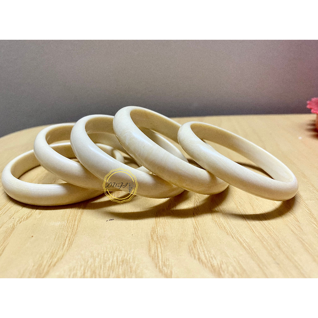 Vòng đeo tay xương mỹ nghệ màu ngà bản dẹp ~ 10mm Dugi Store