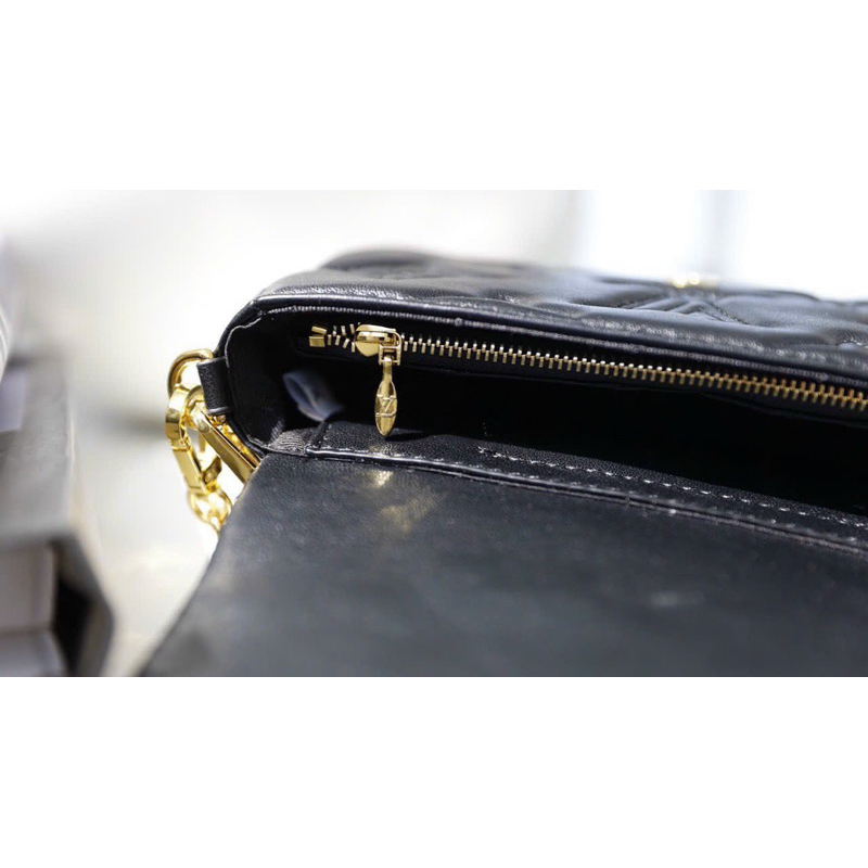 Túi đeo chéo nữ LV wallet da bò mềm mịn hộp nam châm nguyên seal 2 lớp