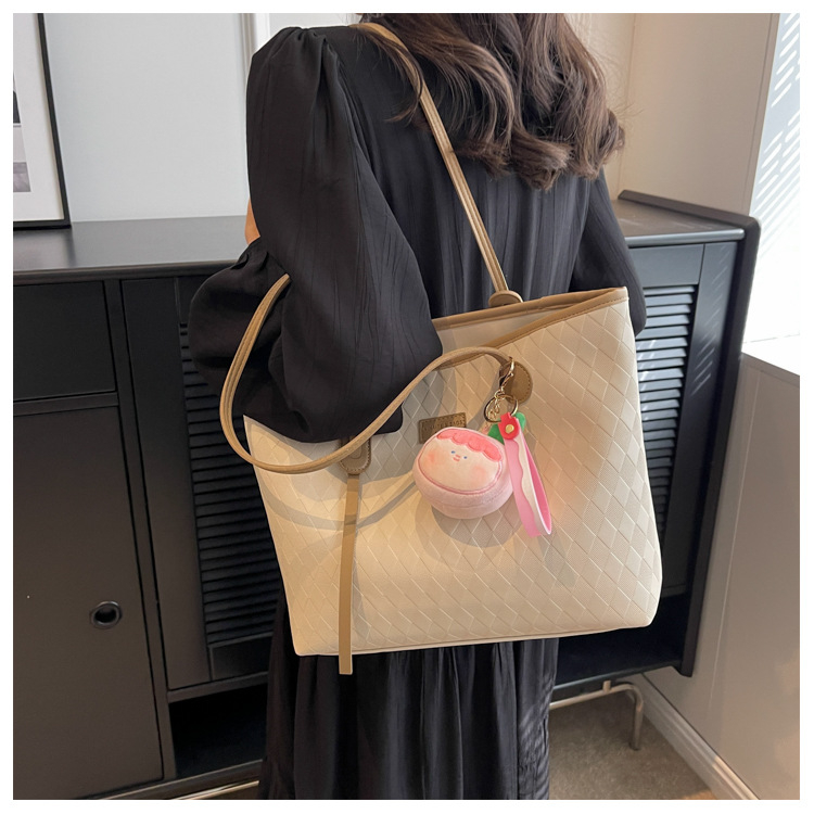 Túi tote nữ kiểu mới hot trend kèm móc khóa mập ú