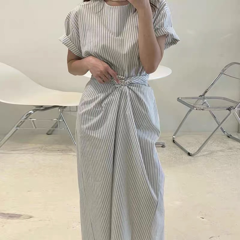 Đầm sọc xoắn eo