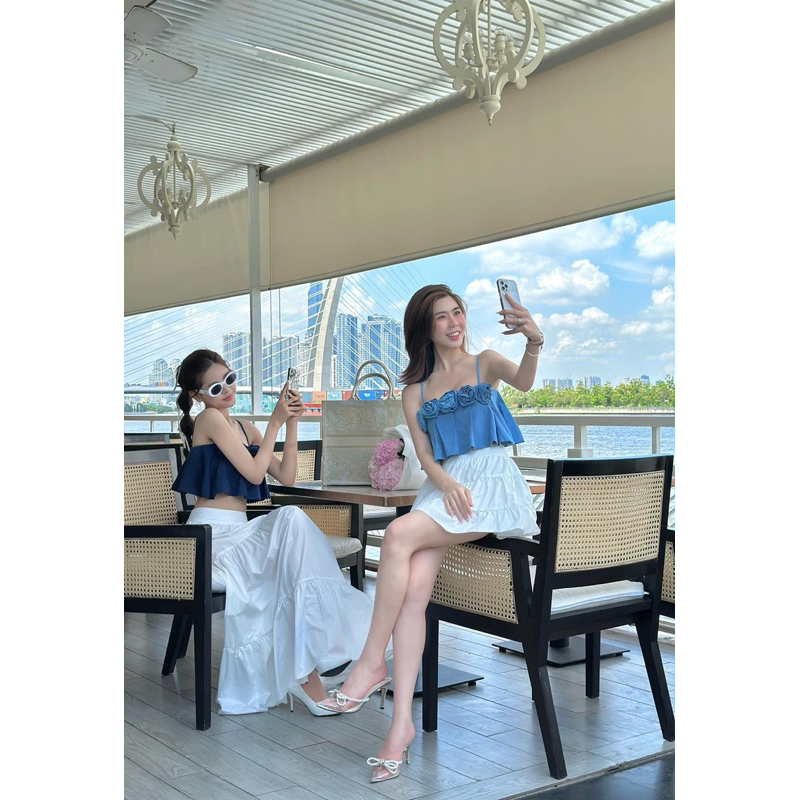 SET ÁO JEAN DENIM ĐÍNH HOA NGỰC 2 DÂY KÈM CHÂN VÁY TRẮNG