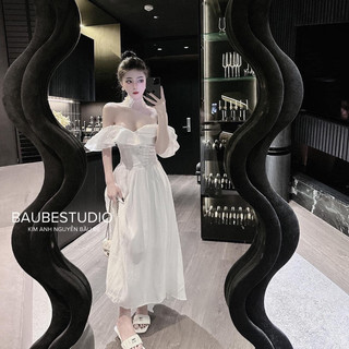 Váy Maxi Trễ Vai Kèm Hoa Cài Cổ