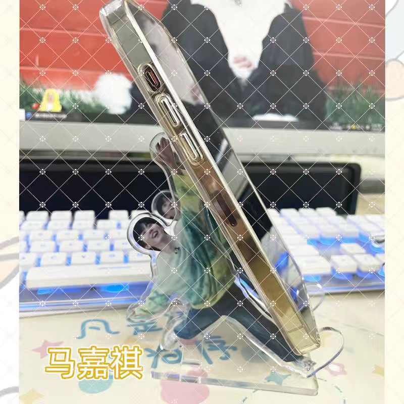 Standee mica đỡ điện thoại Tống Á Hiên, Mã Gia Kỳ, Trương Chân Nguyên