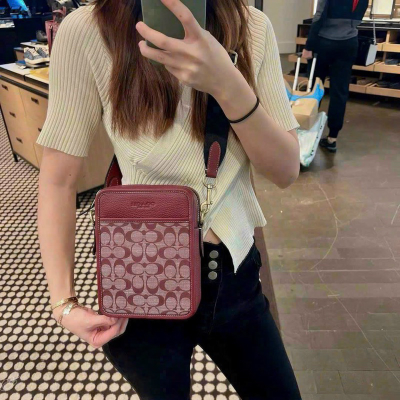 Túi đeo chéo dáng phone đứng Coach Sullivan 4 màu