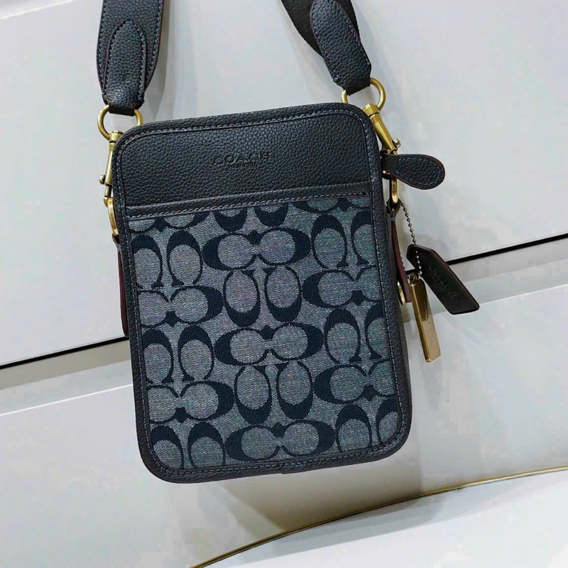 Túi đeo chéo dáng phone đứng Coach Sullivan 4 màu