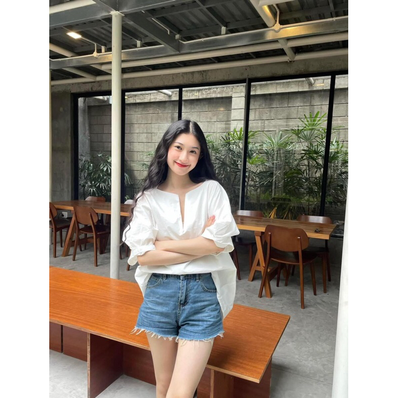 Sơmi trắng dáng rộng nhà GU
